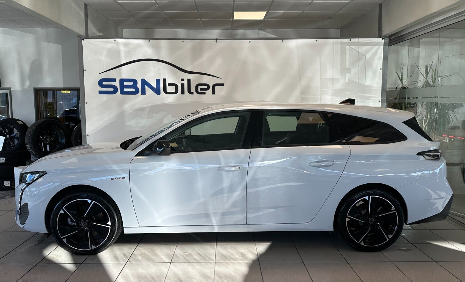Hvid Peugeot E-308 fra 2025