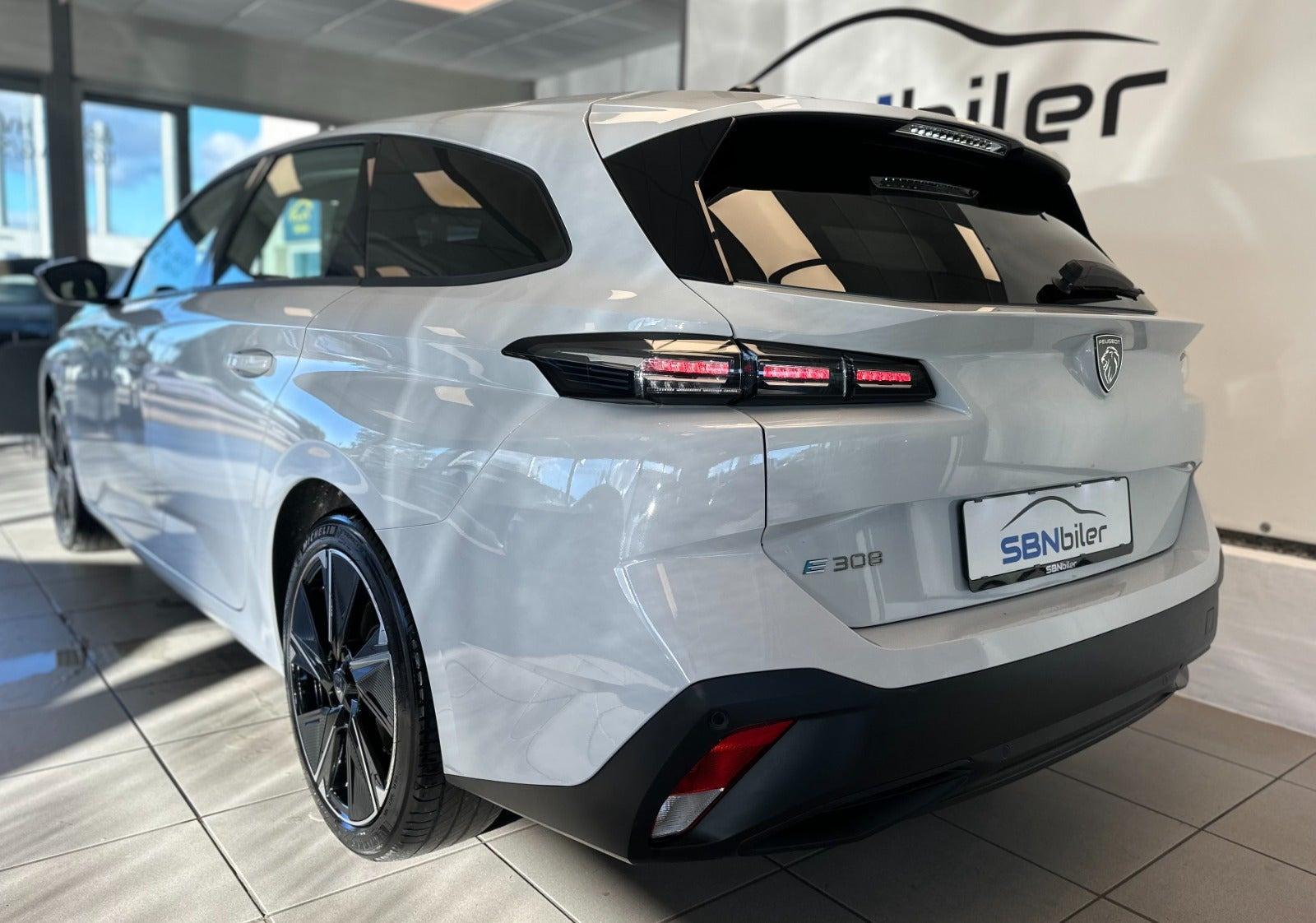 Hvid Peugeot E-308 fra 2025