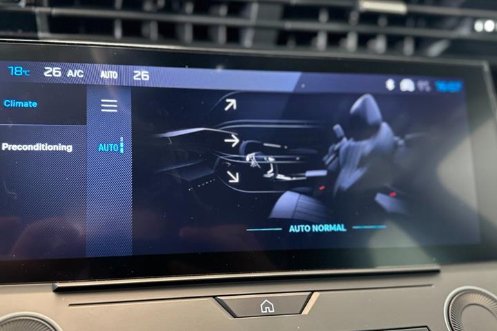Hvid Peugeot E-308 fra 2025