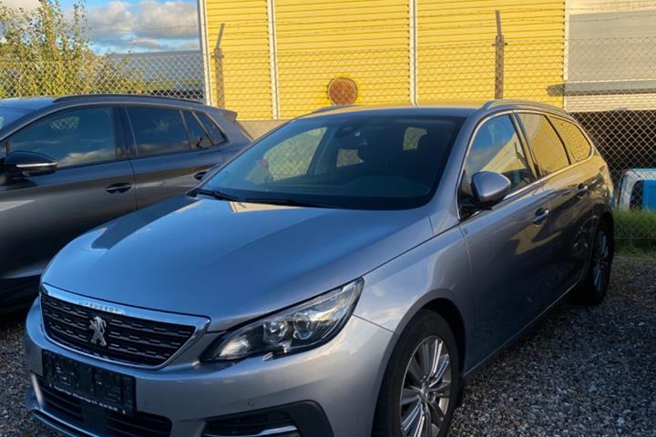 Grå Peugeot 308 fra 2021