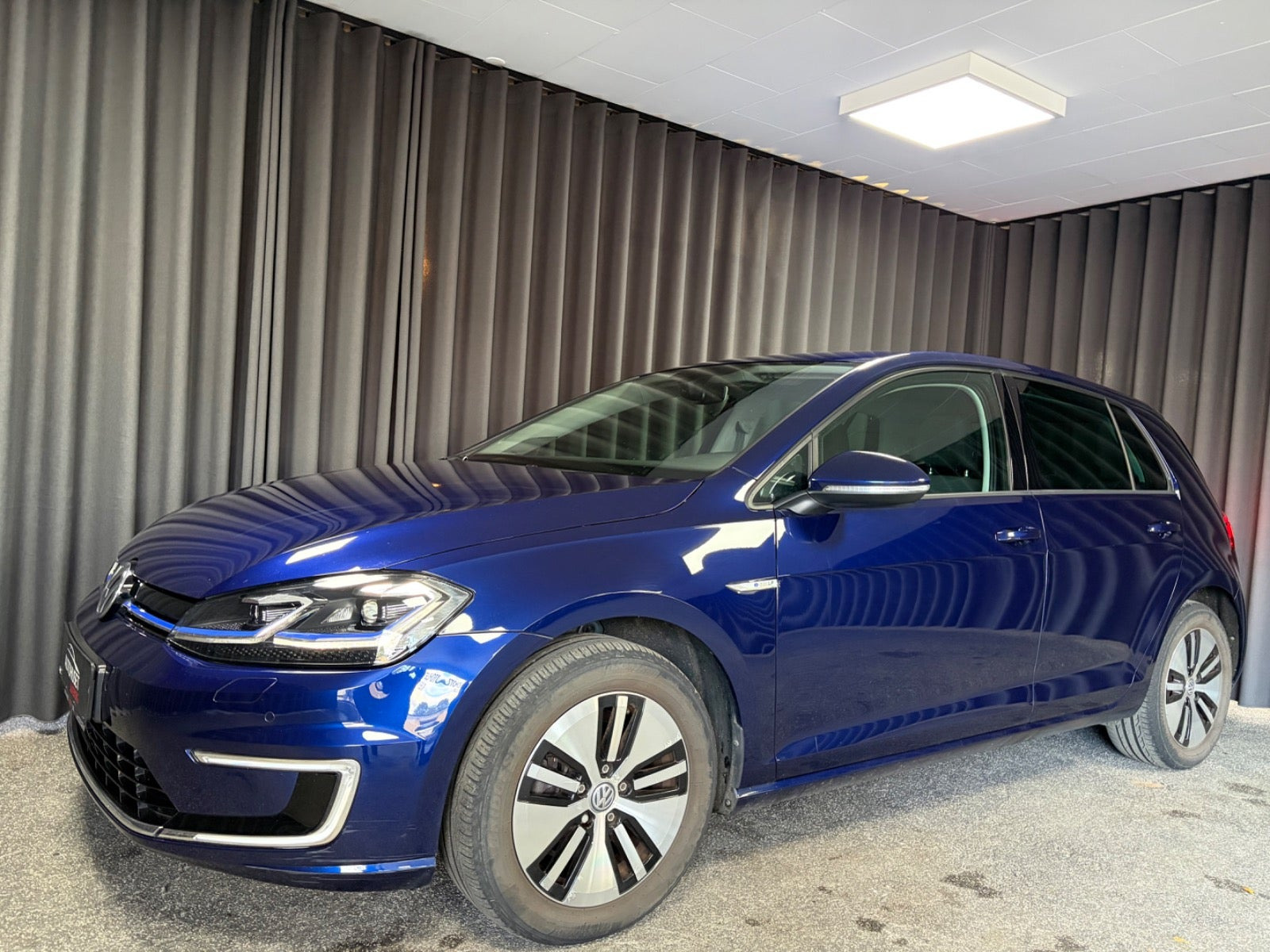 Blå VW e-Golf VII fra 2018