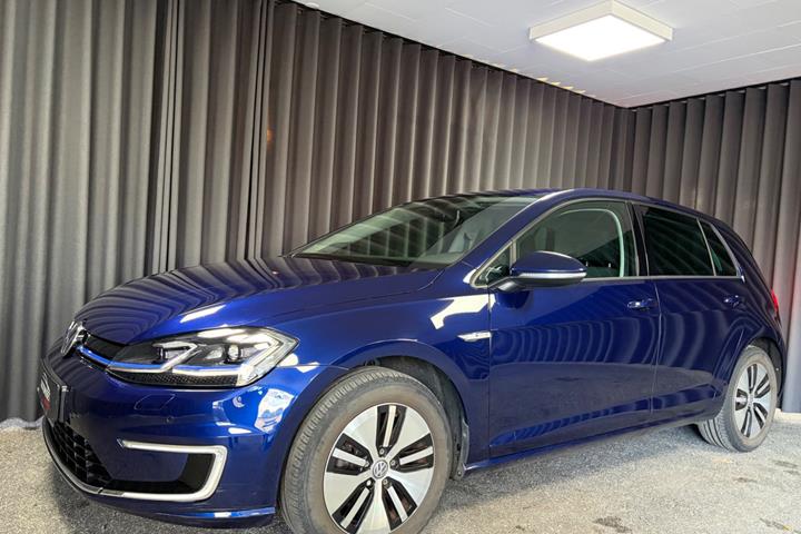 Blå VW e-Golf VII fra 2018