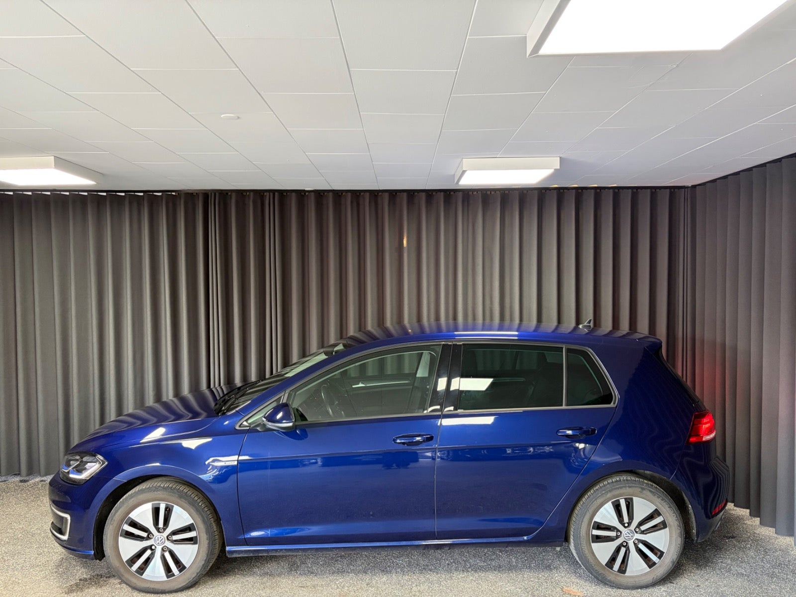 Blå VW e-Golf VII fra 2018