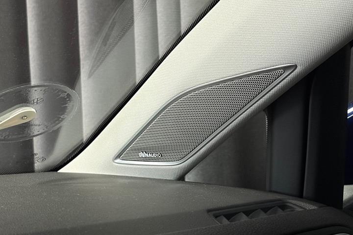 Blå VW e-Golf VII fra 2018