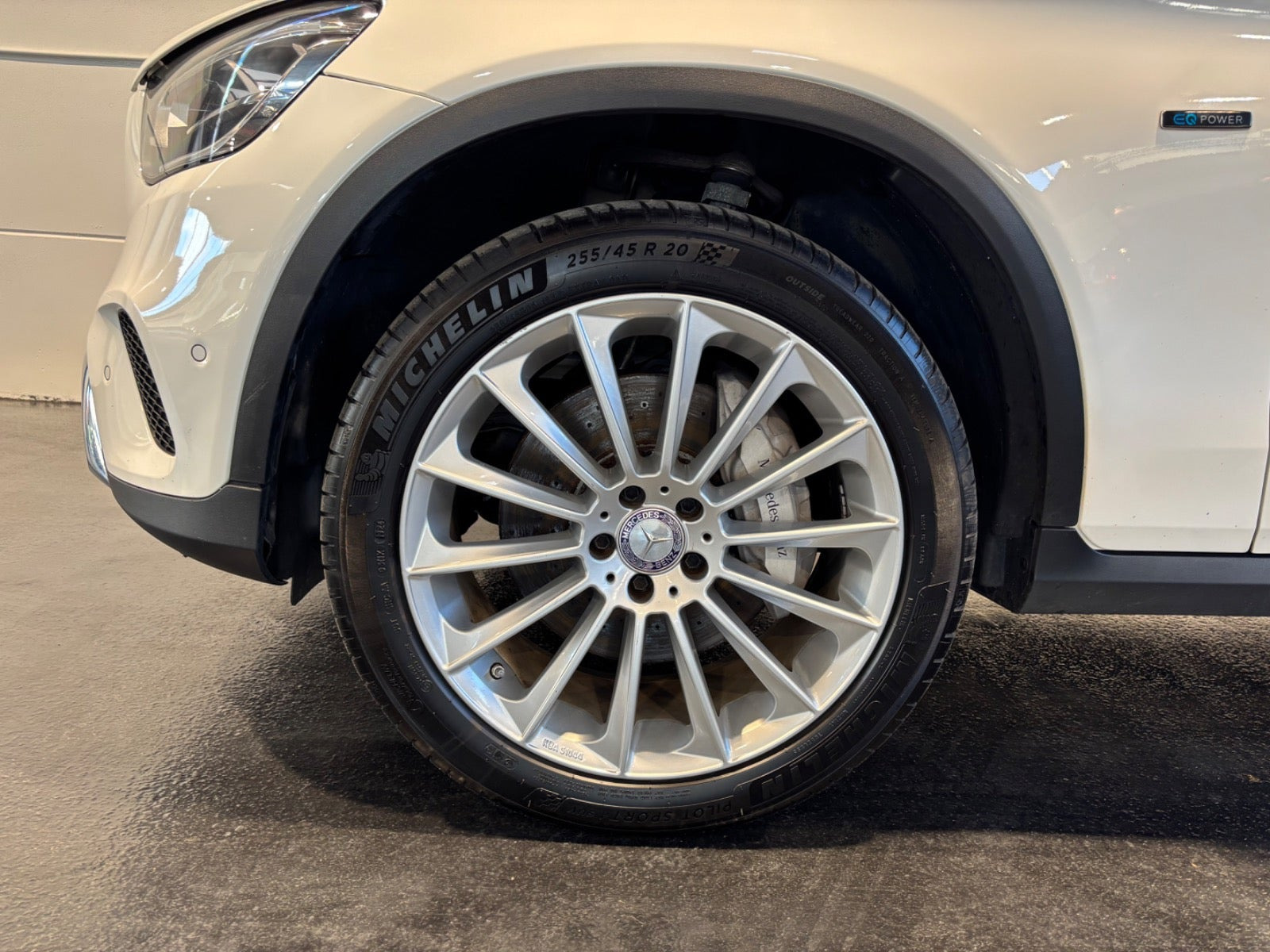 Hvid Mercedes GLC300 de fra 2022
