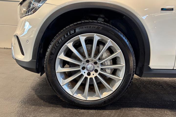 Hvid Mercedes GLC300 de fra 2022