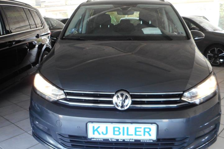 Grå VW Touran fra 2019