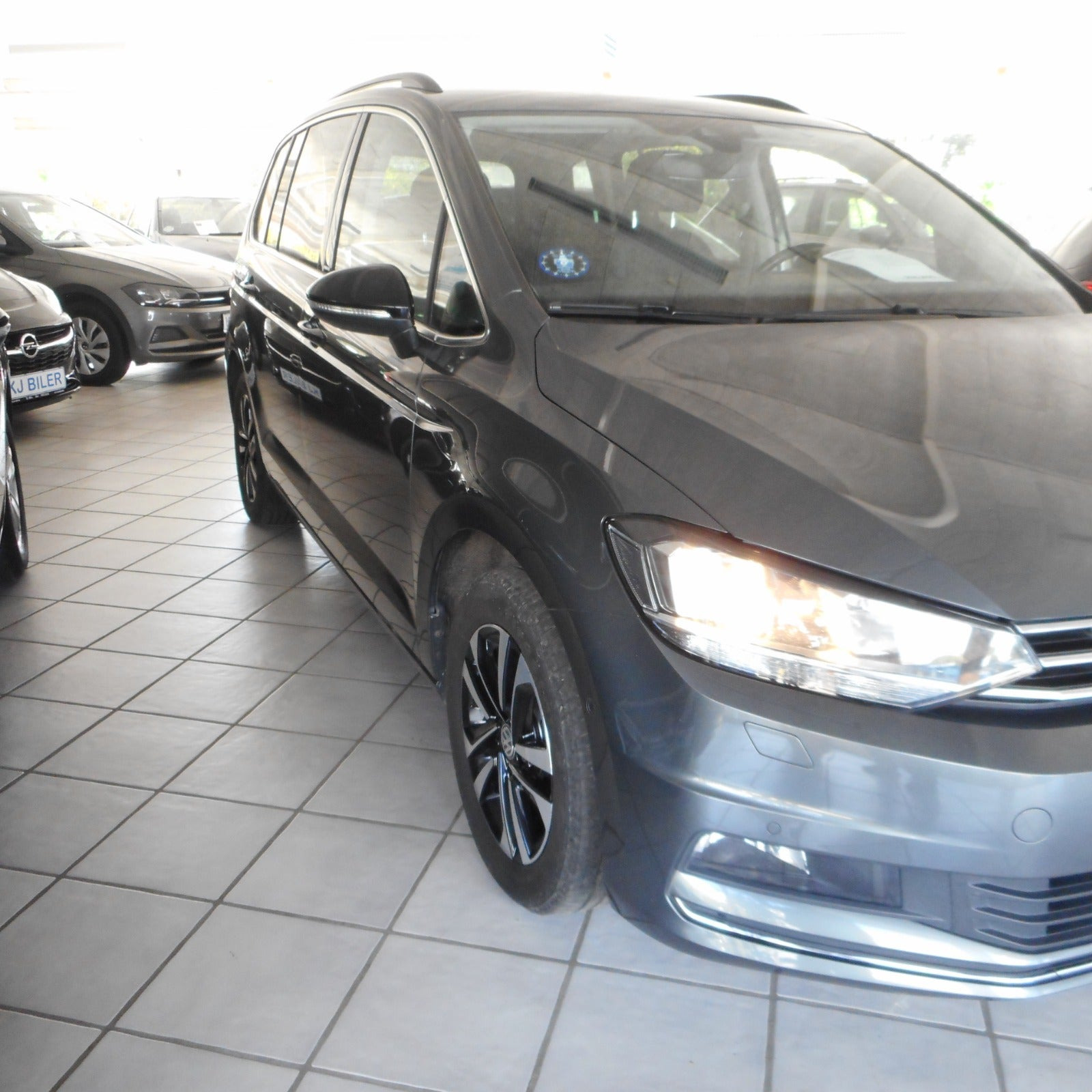 Grå VW Touran fra 2019