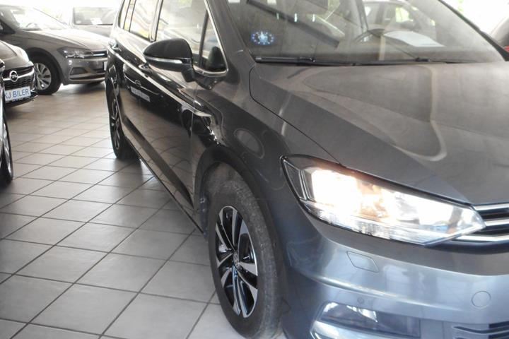 Grå VW Touran fra 2019