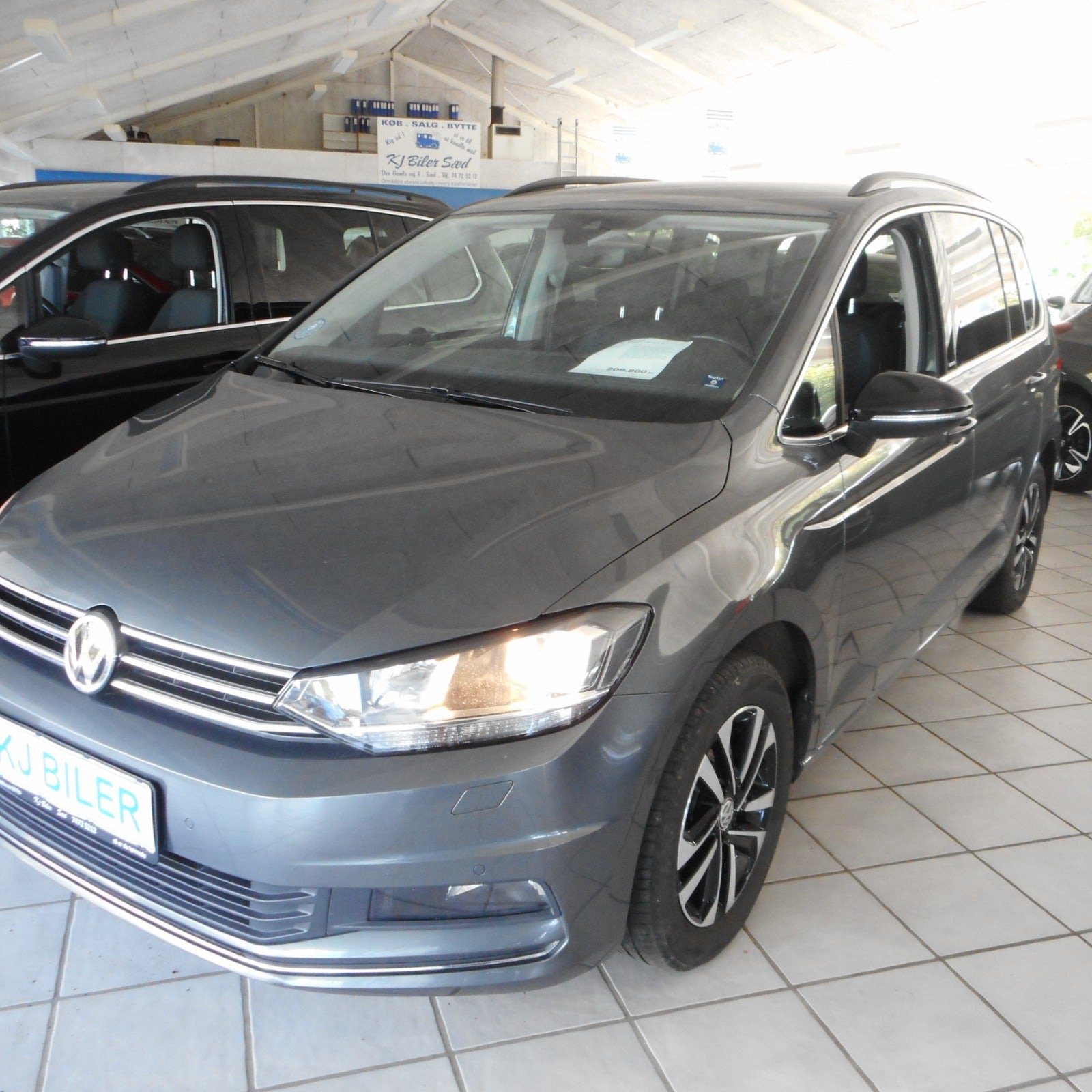 Grå VW Touran fra 2019