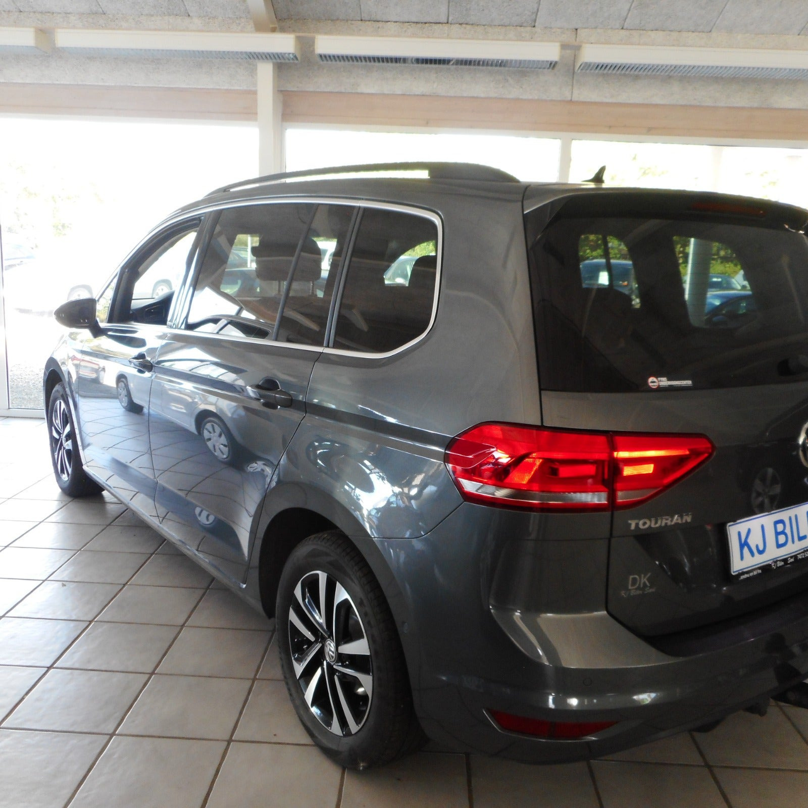 Grå VW Touran fra 2019