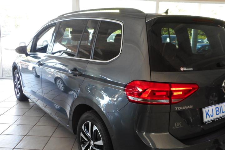 Grå VW Touran fra 2019