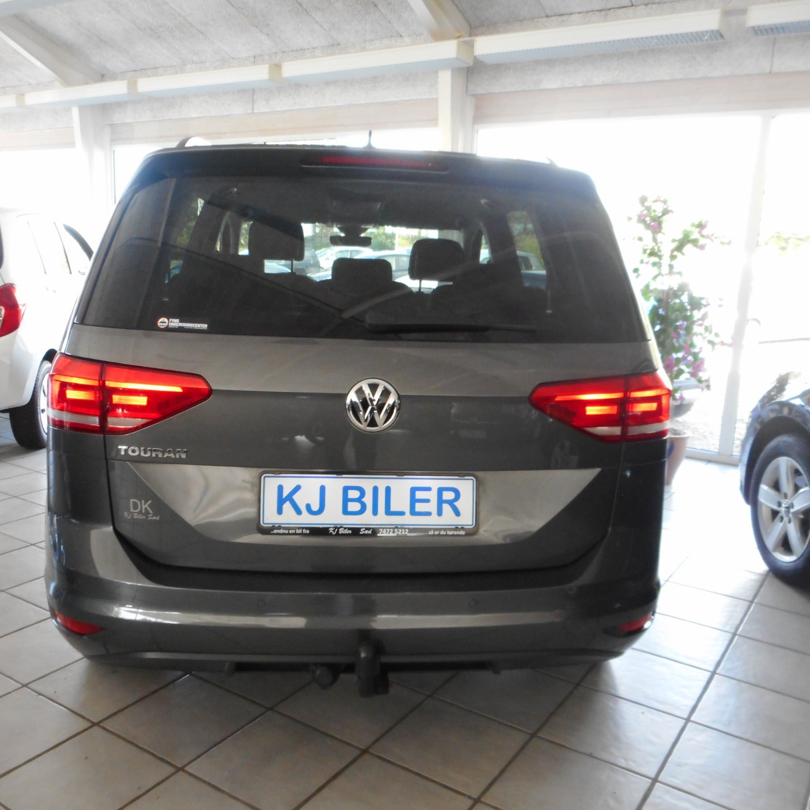 Grå VW Touran fra 2019