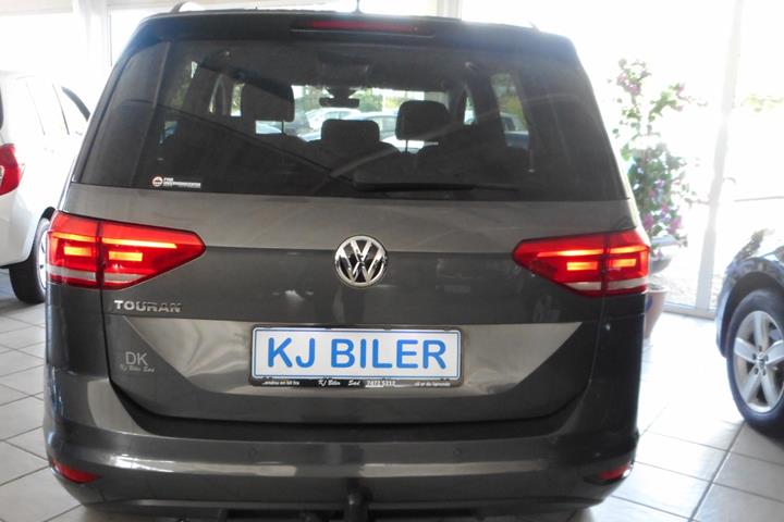 Grå VW Touran fra 2019