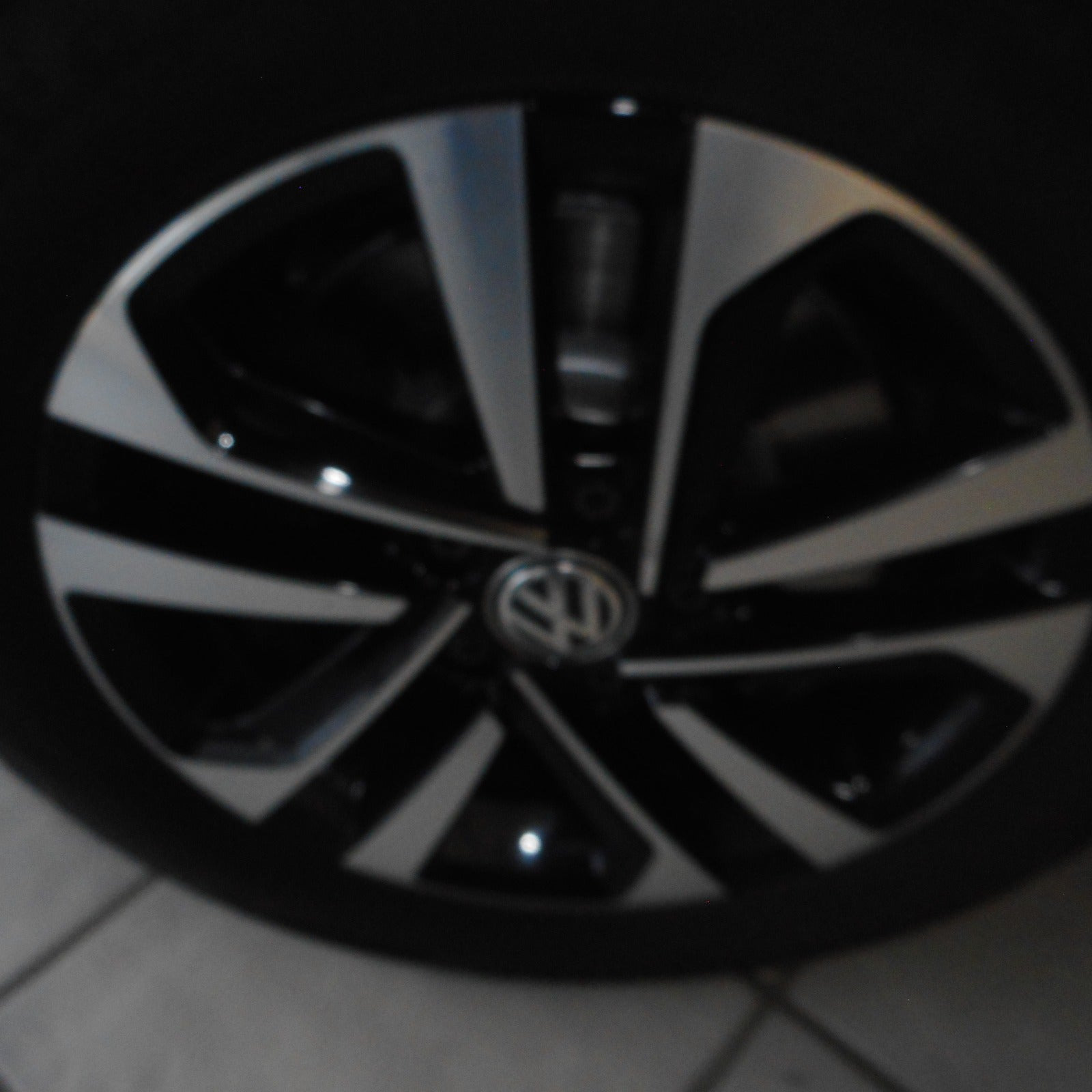 Grå VW Touran fra 2019
