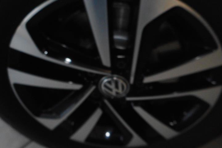 Grå VW Touran fra 2019