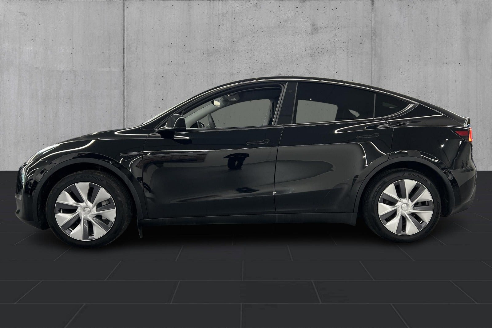 Sort Tesla Model Y fra 2024