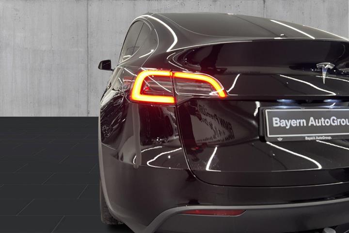 Sort Tesla Model Y fra 2024