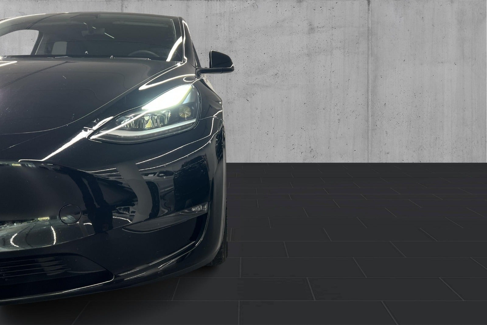 Sort Tesla Model Y fra 2024