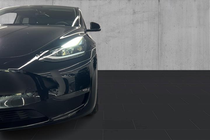 Sort Tesla Model Y fra 2024