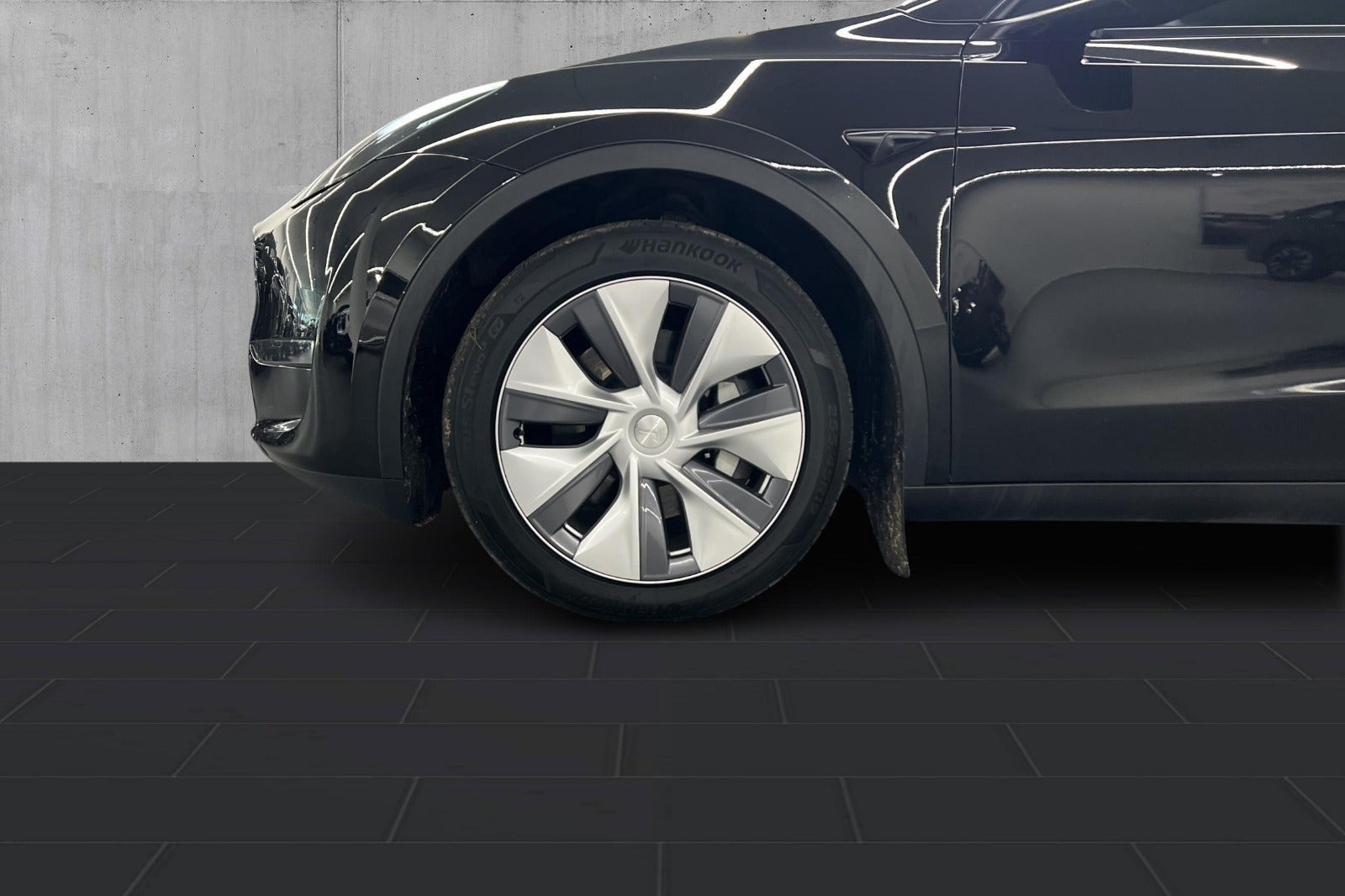 Sort Tesla Model Y fra 2024