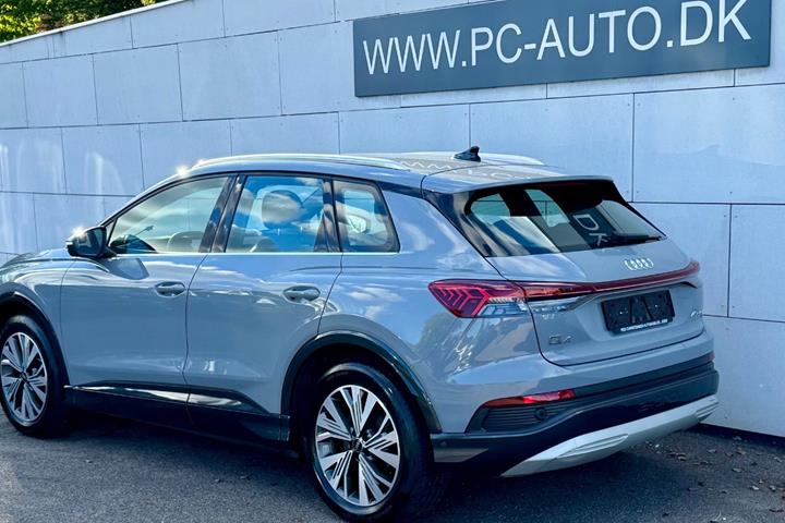 Grå Audi Q4 e-tron fra 2025
