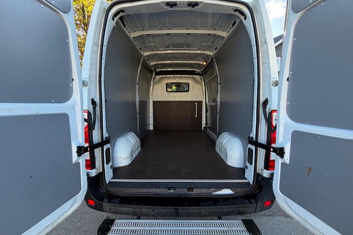 Hvid Nissan NV400 fra 2015