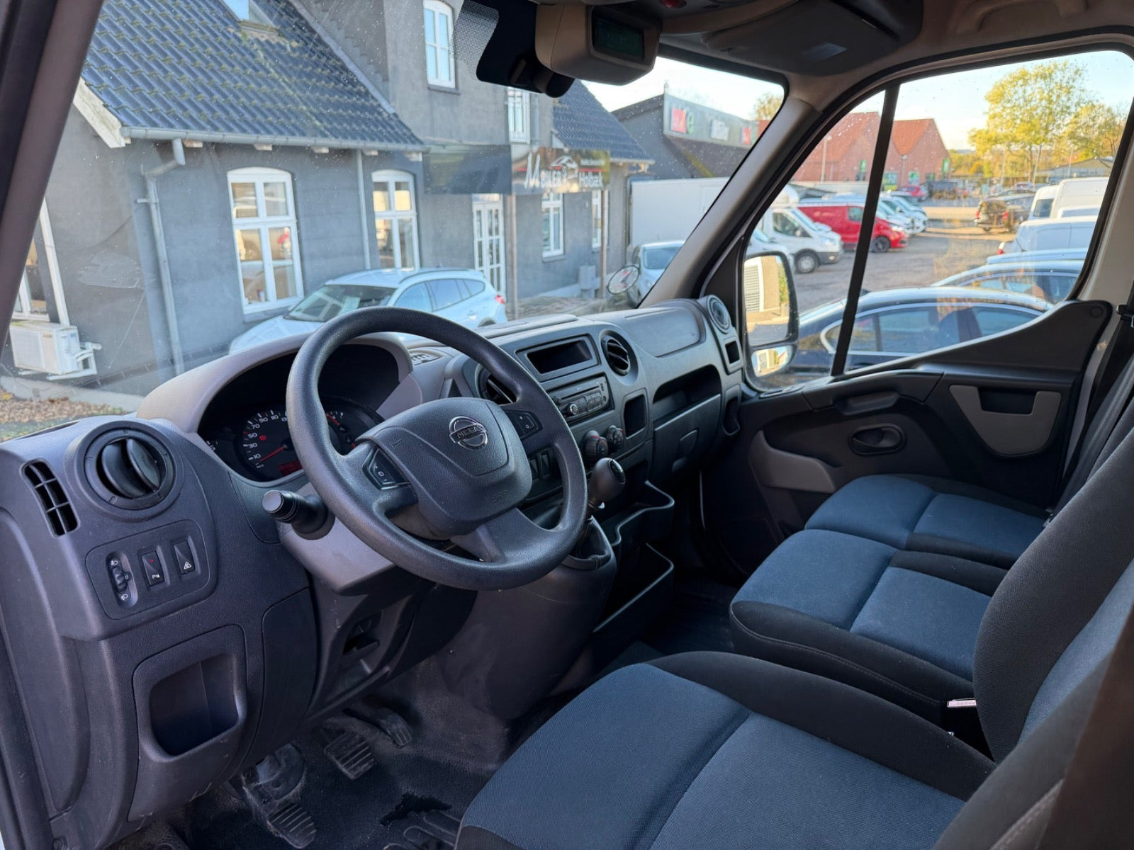 Hvid Nissan NV400 fra 2015