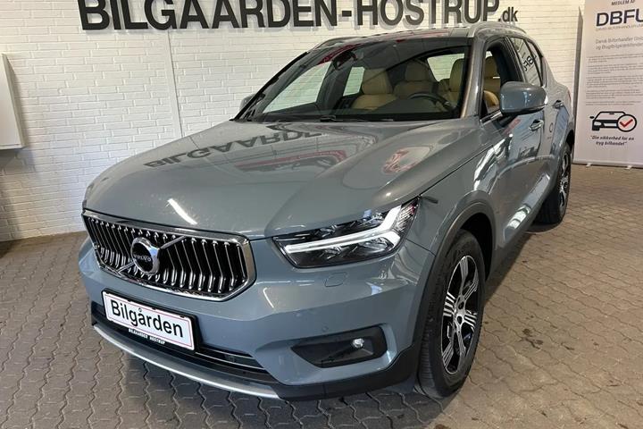 Grå Volvo XC40 fra 2020 set udefra