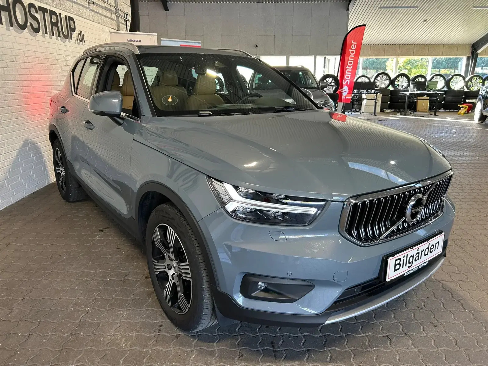 Grå Volvo XC40 fra 2020