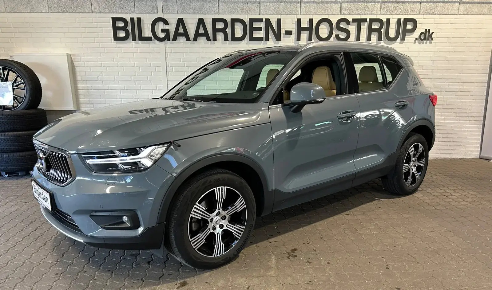 Grå Volvo XC40 fra 2020