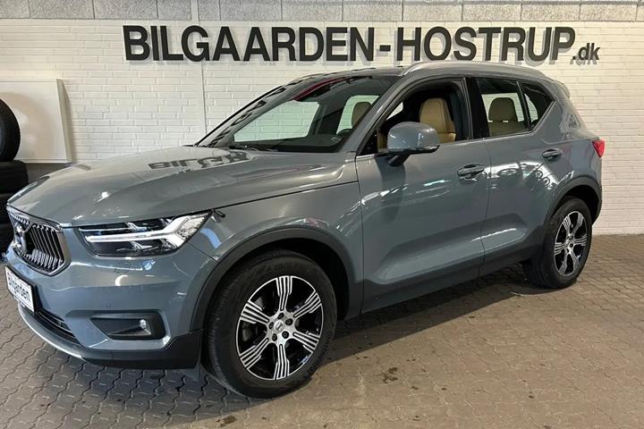 Grå Volvo XC40 fra 2020