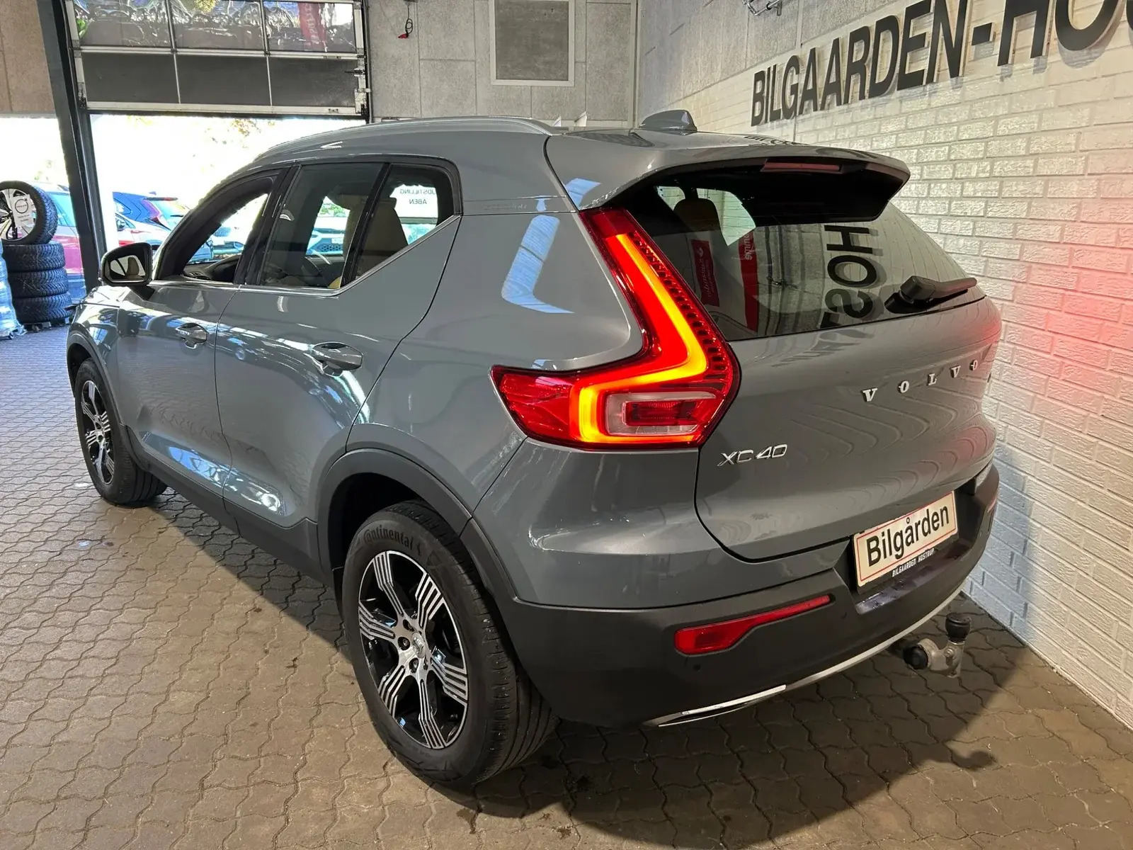 Grå Volvo XC40 fra 2020