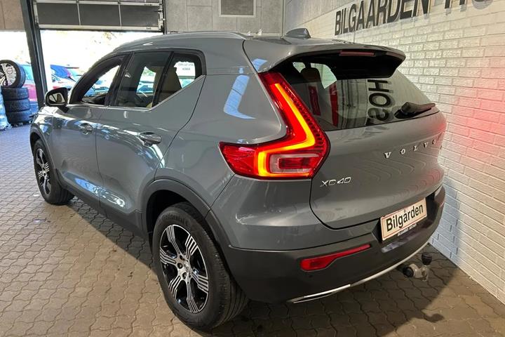 Grå Volvo XC40 fra 2020