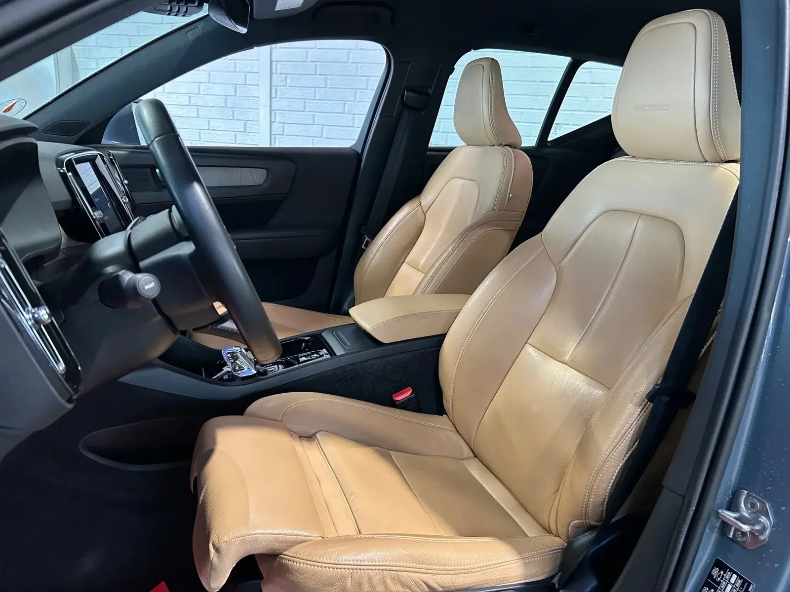 Grå Volvo XC40 fra 2020