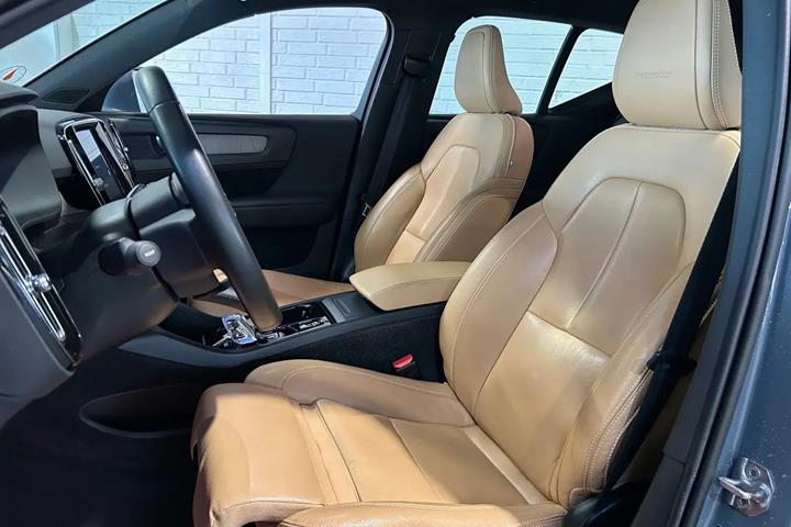 Grå Volvo XC40 fra 2020