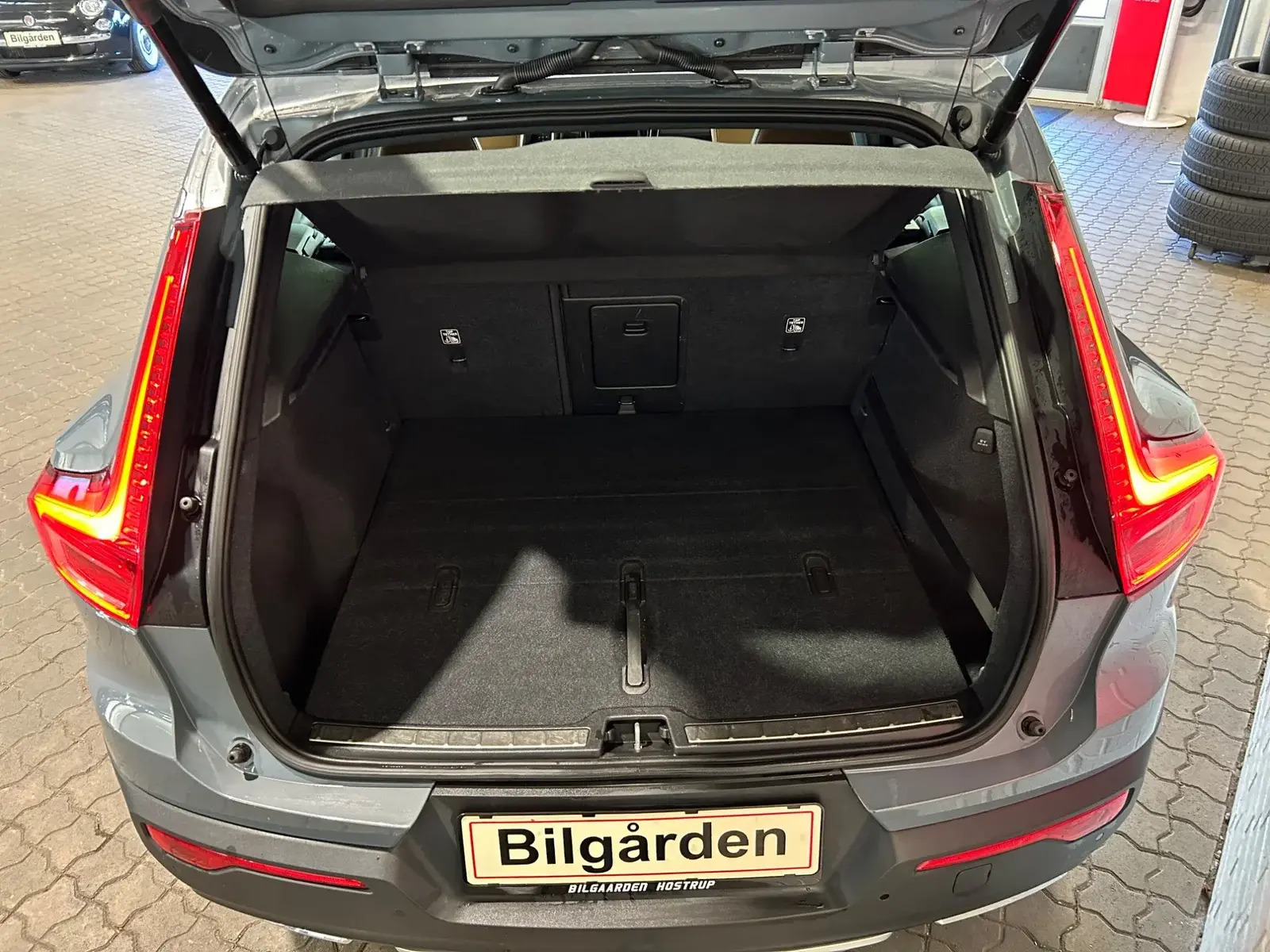 Grå Volvo XC40 fra 2020