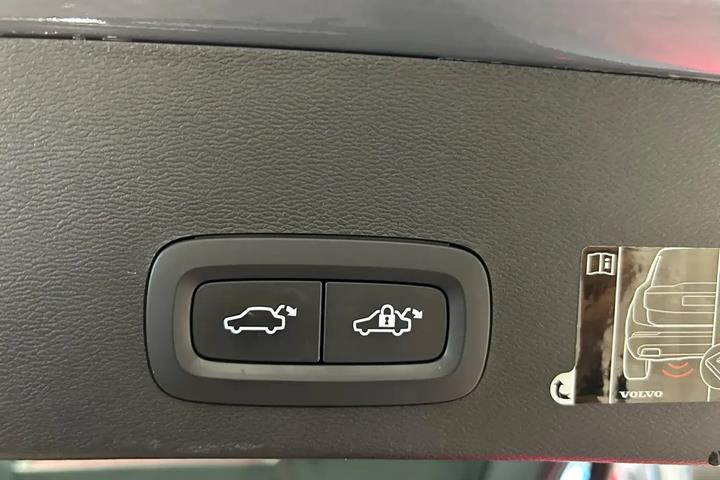 Grå Volvo XC40 fra 2020