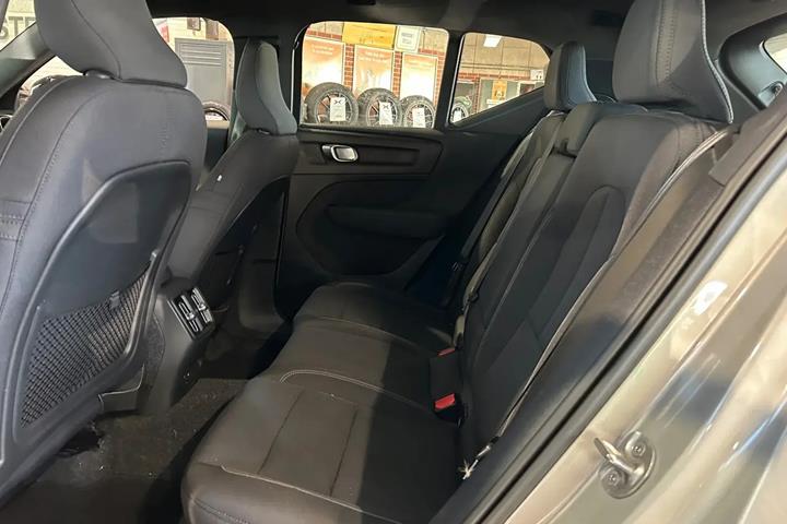 Sølv Volvo XC40 fra 2022