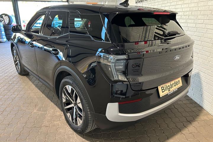 Sort Ford Explorer fra 2025