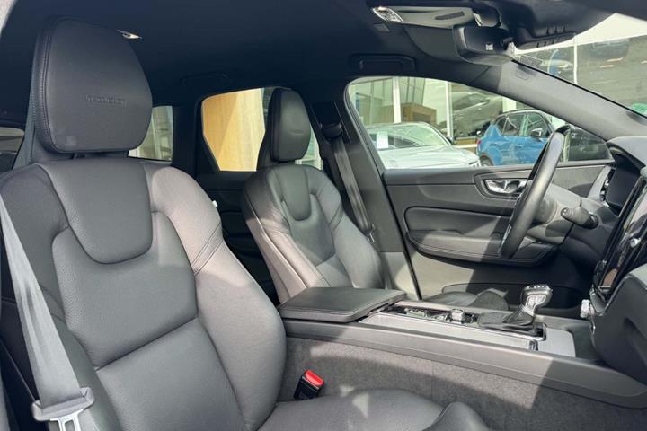 Grå Volvo XC60 fra 2020