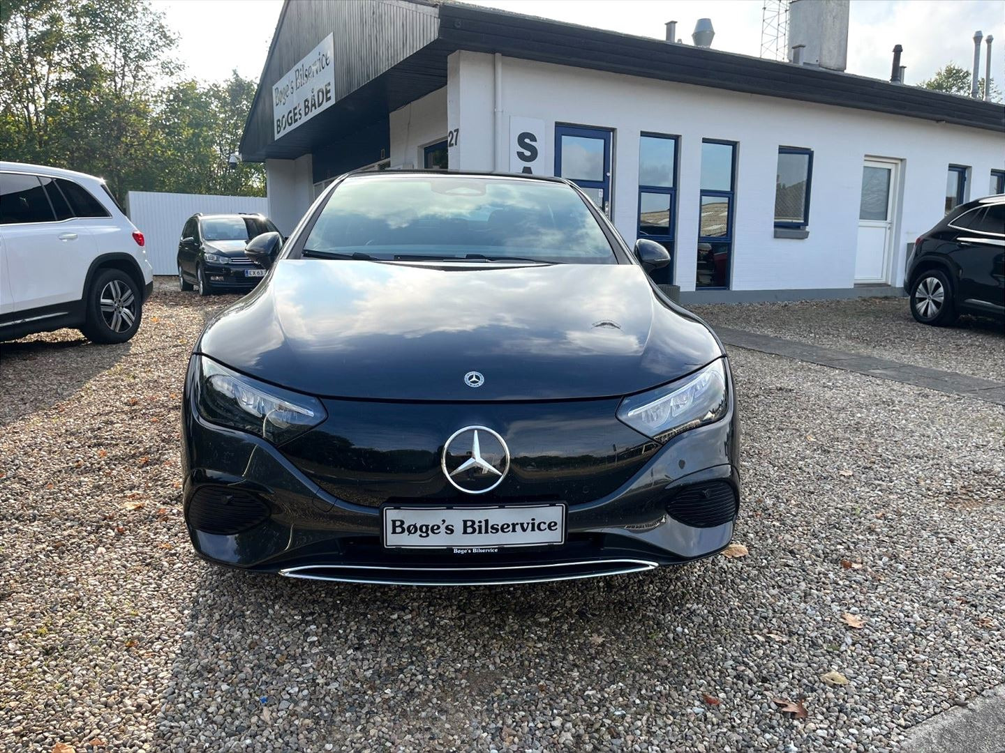 Grå Mercedes EQE300 fra 2025