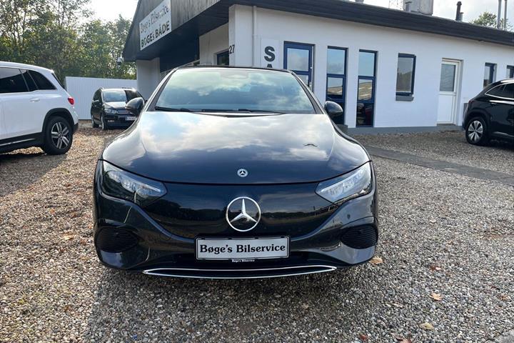 Grå Mercedes EQE300 fra 2025