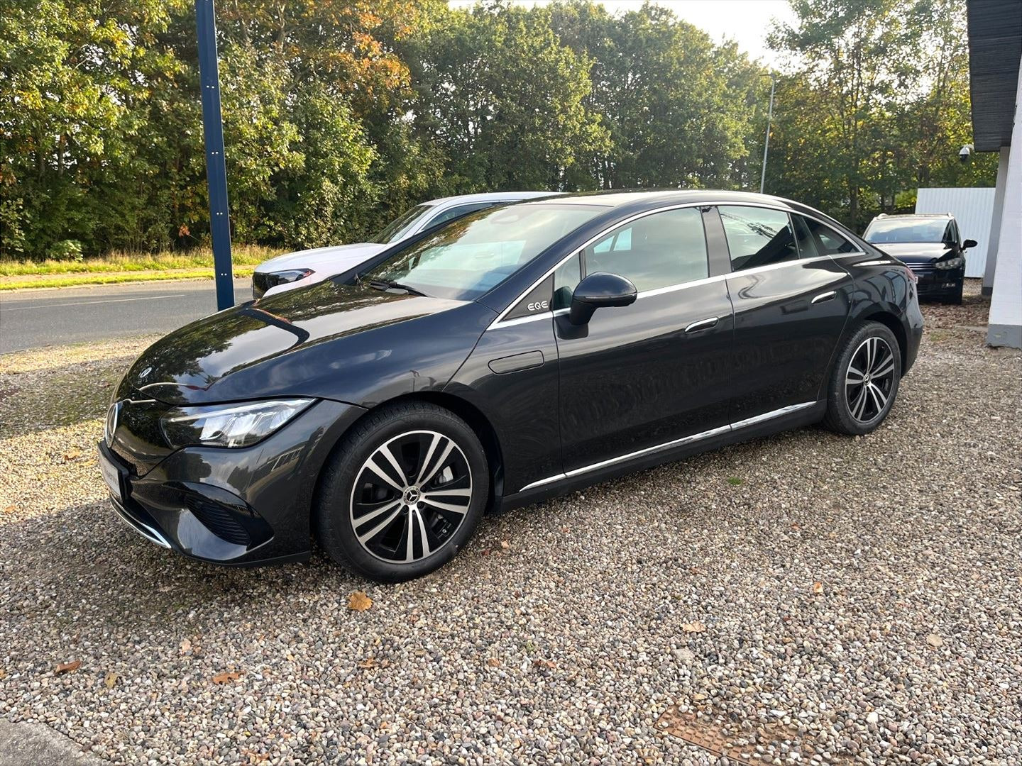 Grå Mercedes EQE300 fra 2025