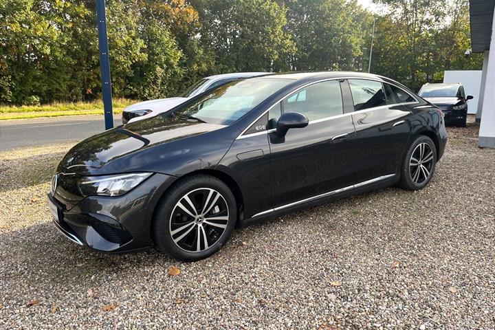 Grå Mercedes EQE300 fra 2025