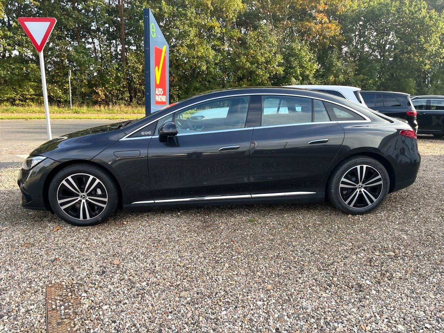 Grå Mercedes EQE300 fra 2025