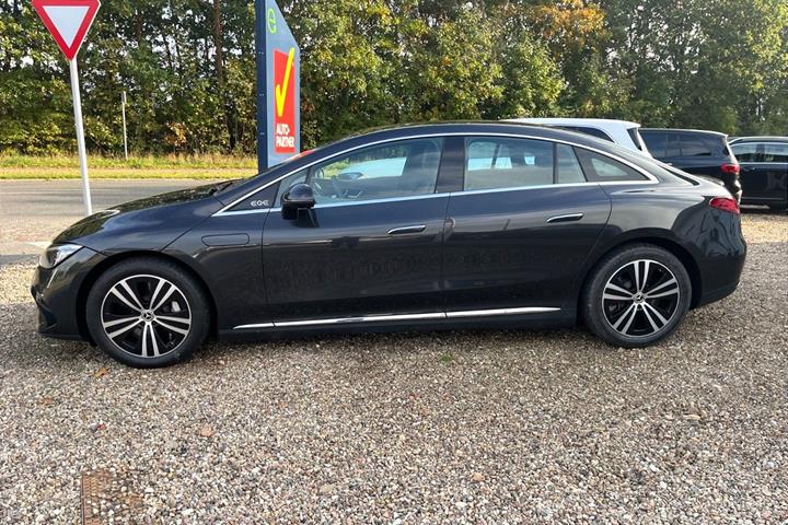 Grå Mercedes EQE300 fra 2025