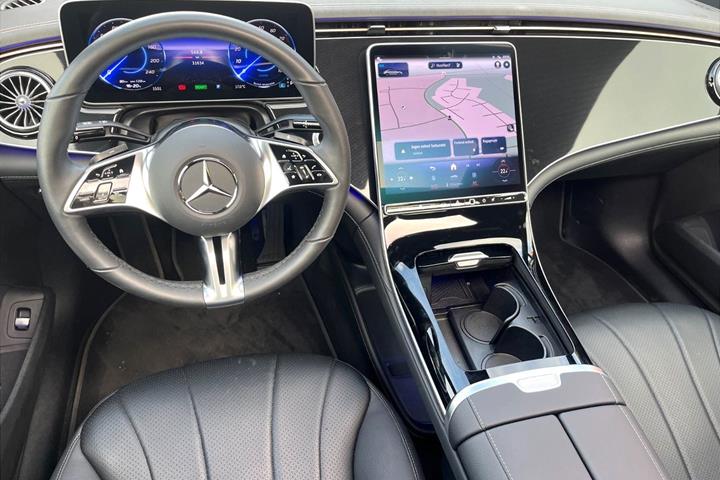 Grå Mercedes EQE300 fra 2025