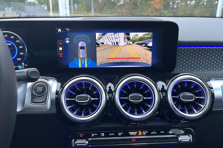 Hvid Mercedes EQB250+ fra 2025