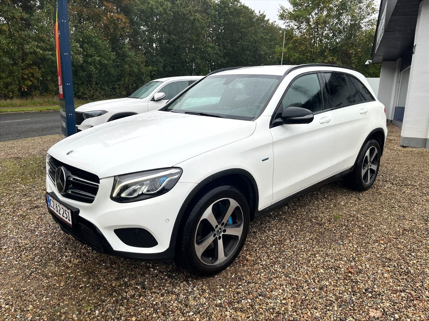 Hvid Mercedes GLC350 e fra 2017